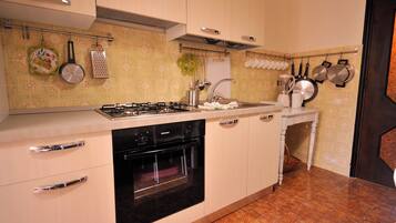 Frigorífico, horno, placa de cocina y cafetera o tetera