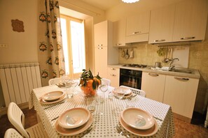 Fridge, oven, stovetop, coffee/tea maker