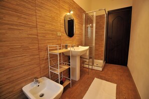 Een douche, een haardroger, een bidet, handdoeken