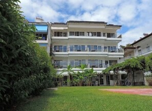 Front of property - Lainas apartments (Kassandra)