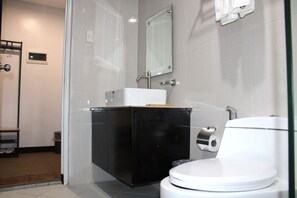 Phòng đôi Superior | Phòng tắm | Buồng tắm vòi sen, vòi sen phun mưa, đồ dùng nhà tắm miễn phí