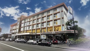 A multi-story hotel with a 7-Eleven convenience store on the ground floor, featuring a massage spa and sauna. - Palette in Angeles, Pampanga near Clark International Airport (Formerly Boss Hotel) (Angeles City)