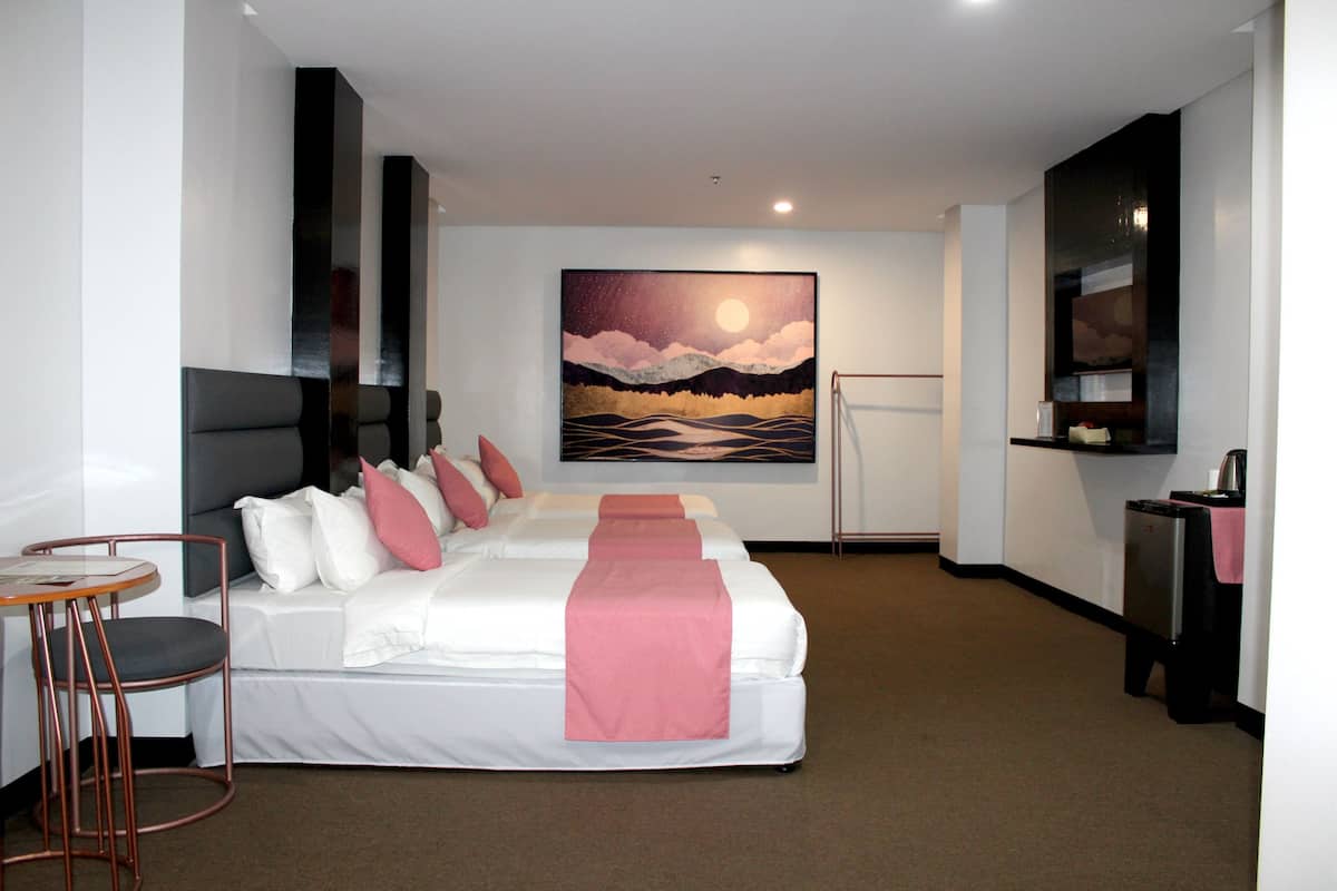 Habitación familiar | Minibar, escritorio, wifi gratis y ropa de cama