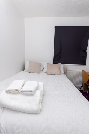 4 bedrooms, iron/ironing board, Internet, bed sheets