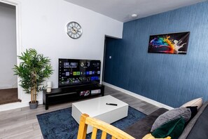 TV - 4BR House Near City & Stadium (West Midlands)