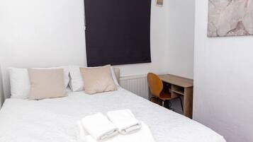 4 bedrooms, iron/ironing board, Internet, bed sheets