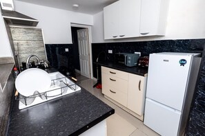 Microwave, oven, stovetop, toaster - 4BR House Near City & Stadium (West Midlands)
