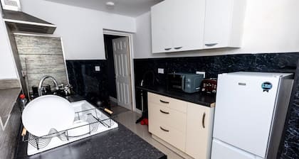 4BR House Near City & Stadium