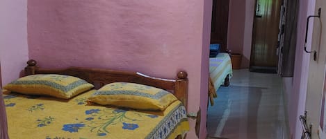 Un dormitorio con cama, almohadas y una mesita de noche.