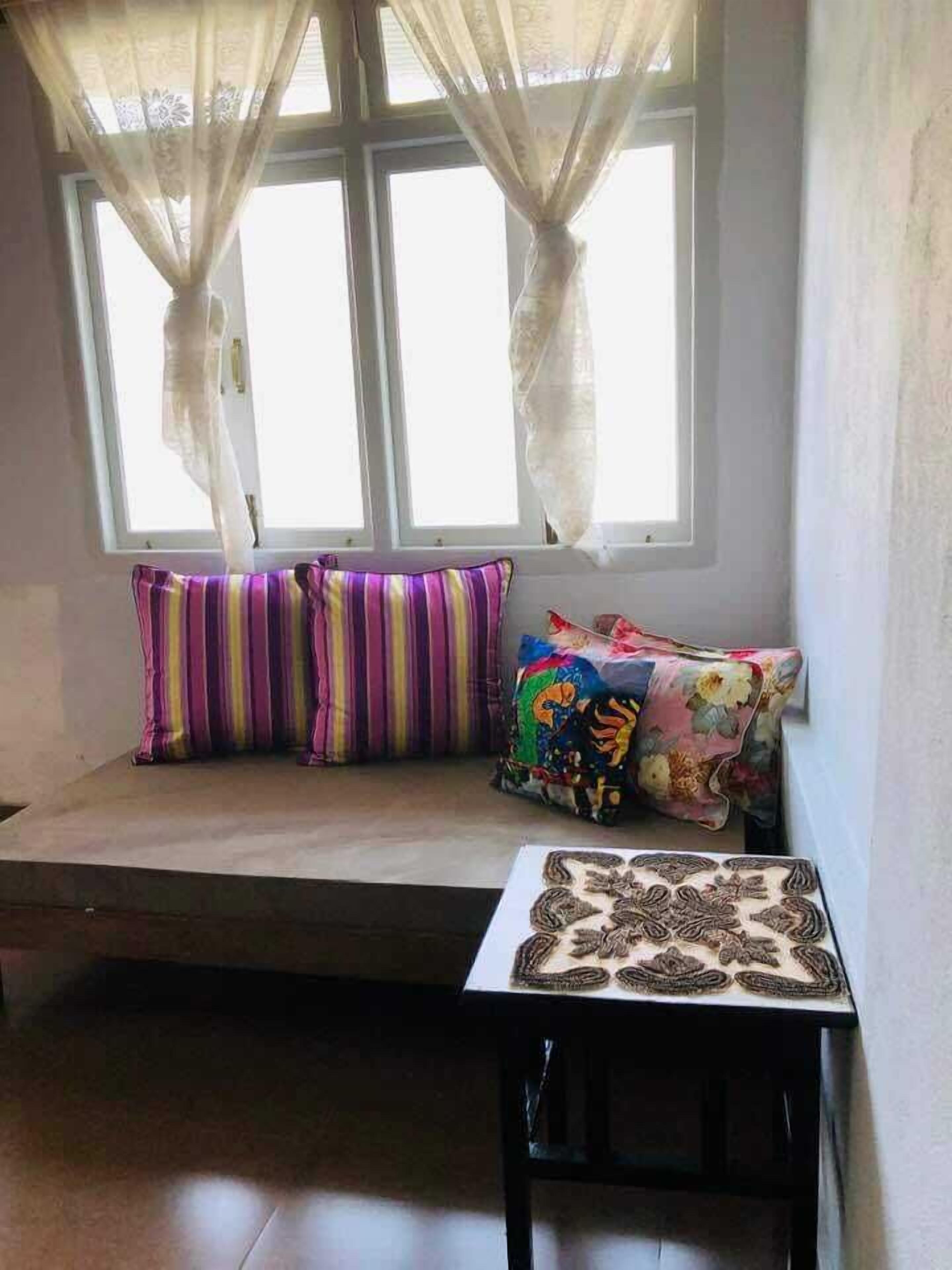 Schreibtisch, laptopgeeigneter Arbeitsplatz, schallisolierte Zimmer