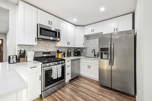 غسالة أطباق، ماكينة لصنع القهوة/الشاي، مستلزمات طهي/أطباق/أوعية