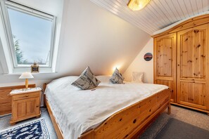 2 عدّة غرف نوم ومكواة/لوح كي وواي فاي وملاءات أسرّة