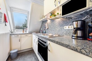Fridge, microwave, oven, stovetop - Apartment 'Helgoland' with Shared Terrace, Shared Garden and Wi-Fi (Cuxhaven)