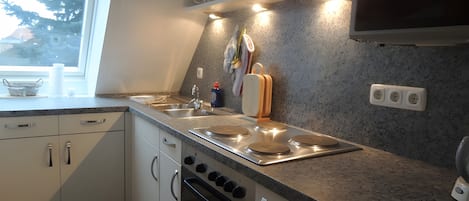 冷蔵庫、電子レンジ、オーブン、コンロ