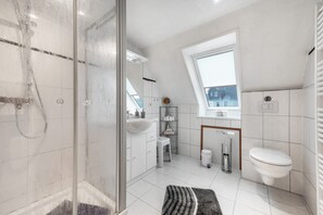 Douche, séchoir à cheveux, serviettes fournies