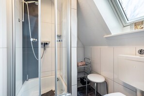 Suihku, hiustenkuivaaja, pyyhkeet