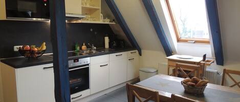 Frigorifero, microonde, forno, piano cottura