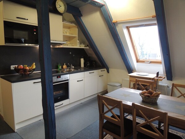 Kühlschrank, Mikrowelle, Ofen, Herdplatte