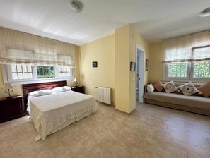 4 bedrooms, iron/ironing board, WiFi, bed sheets
