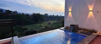 VILLA ARSY : 3 Bedrooms with AC for comfort and freshness in Batu City,East Java