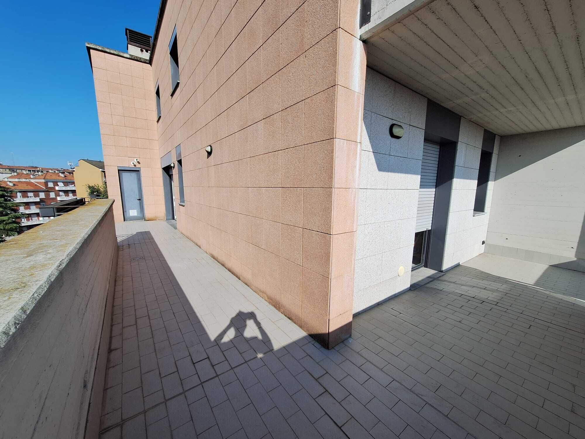 Een modern gebouw met een betegelde gevel en een plat dak.
