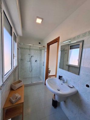 Suihku, poreamme, hiustenkuivaaja, bidee