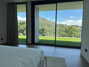 6 bedrooms, iron/ironing board, travel crib, WiFi - Villa With Private Pool, Spa and Sea Views (Benahavís)