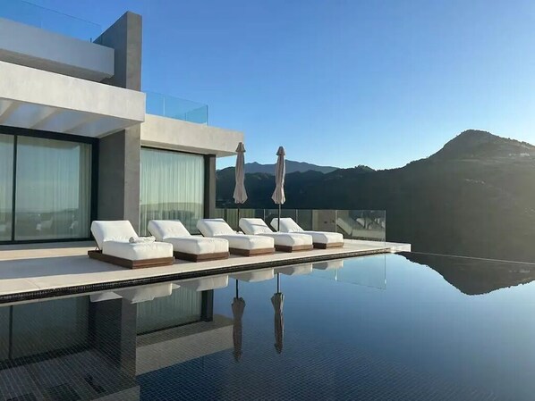 Een binnenzwembad en een buitenzwembad