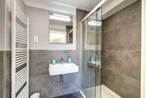 Douche, sèche-cheveux, serviettes fournies