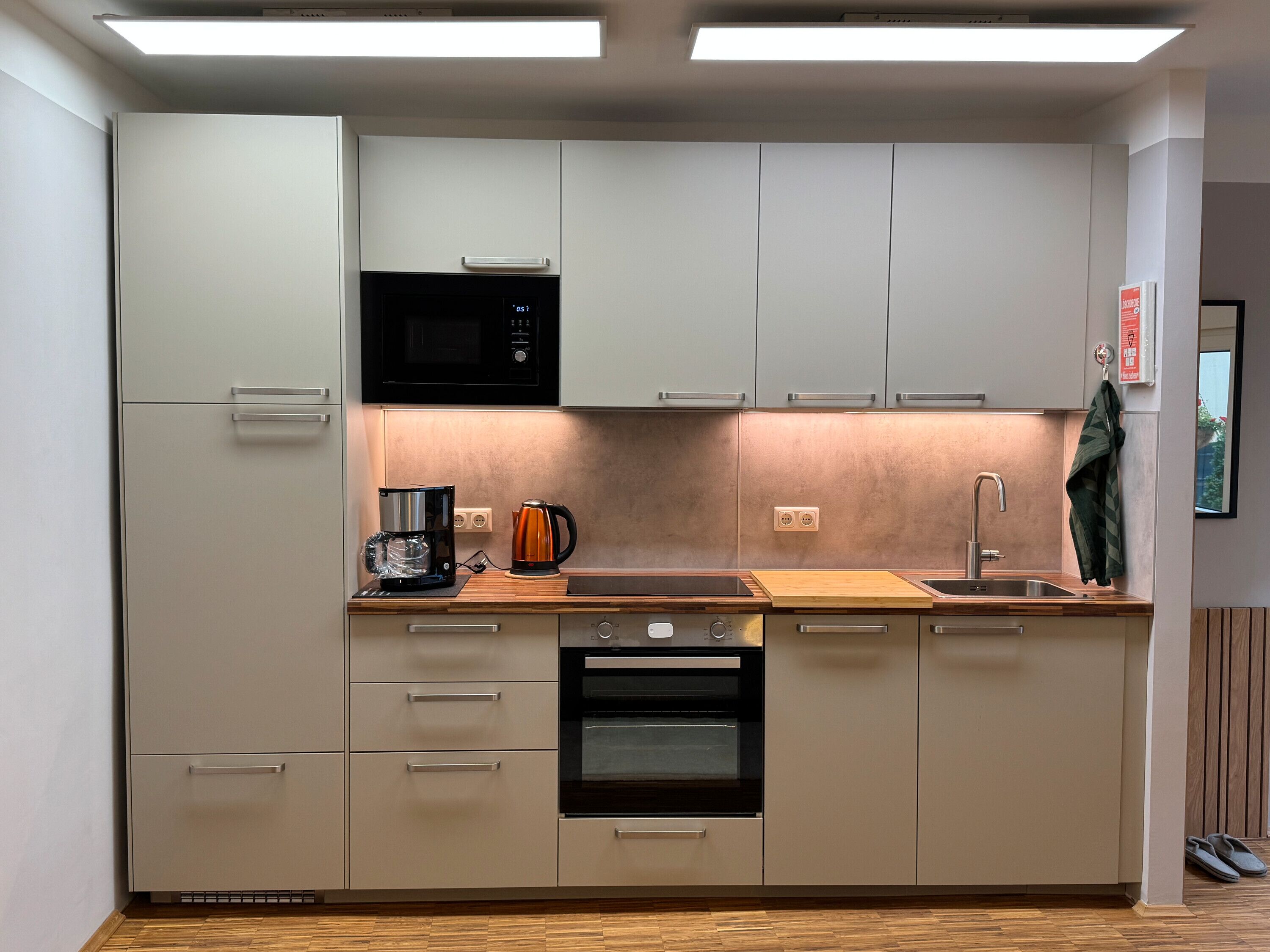 Kjøleskap, mikrobølgeovn, ovn og kokeplater