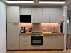 Refrigerador, microondas, horno, placa de cocina