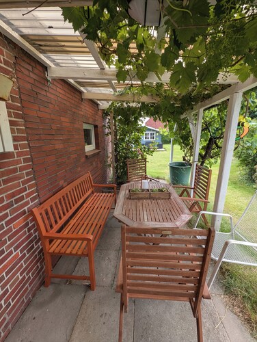 Family-friendly vacation home near the North Sea with large garden & 4 bedrooms