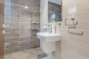 淋浴设施、吹风机、毛巾、肥皂