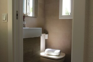 Douche, sèche-cheveux, serviettes fournies, savon