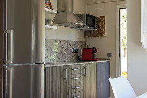 Frigorífico, microondas, placa de cocina y cafetera o tetera