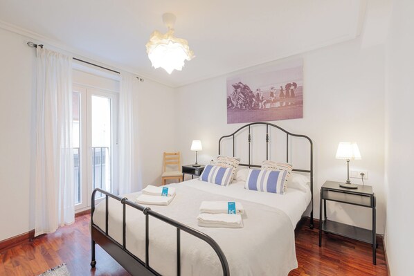 3 makuuhuonetta, silitysrauta/-lauta, Wi-Fi, vuodevaatteet