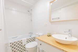 Douche, sĂšche-cheveux, serviettes fournies
