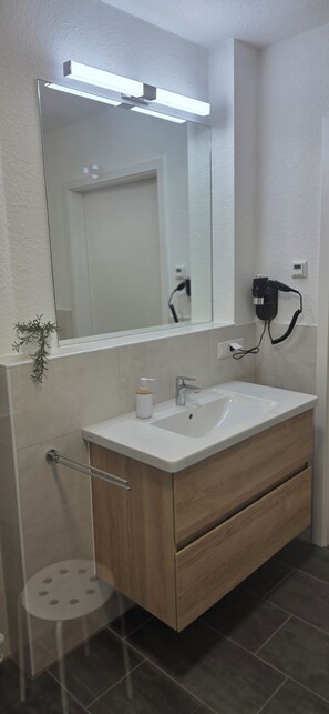 Shower, hair dryer, towels, soap - Apartment 2 "Anke" (Sankt Andreasberg)