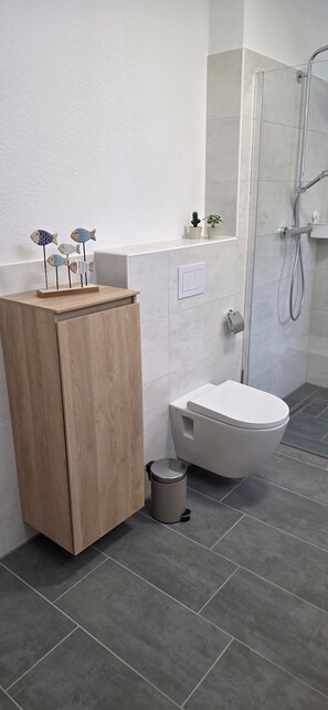 Dusche, Haartrockner, Handtücher, Seife