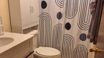 Haartrockner, HandtĂŒcher, Toilettenpapier