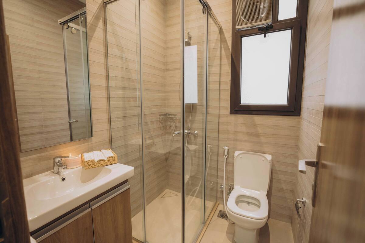 Baignoire et douche séparées, serviettes fournies, savon, shampoing