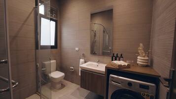 Badewanne und Dusche (separat), Handtücher, Seife, Shampoo