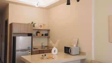Microwave, cookware/dishes/utensils