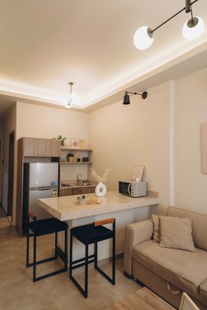 Microwave, cookware/dishes/utensils