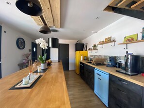 Fridge, oven, stovetop, dishwasher