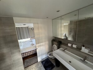 獨立浴缸和淋浴設備、全浸式浴缸、毛巾