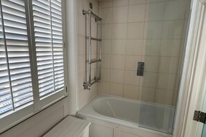 Baignoire et douche séparées, baignoire profonde, serviettes fournies
