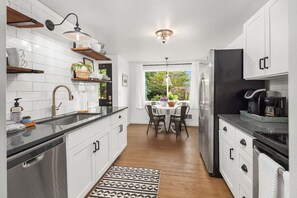 Refrigerador, microondas, horno, placa de cocina