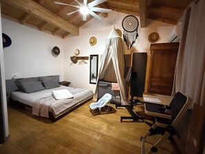 1 Schlafzimmer, Schreibtisch, Bügeleisen/Bügelbrett, Reisekinderbett