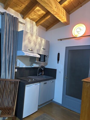 Réfrigérateur, micro-ondes, plaque de cuisson, cafetière/bouilloire